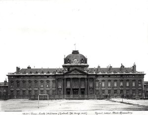 1751〜73年に建てられたエコールミリテールのファサードとドーム 作： Jacques Ange Gabriel