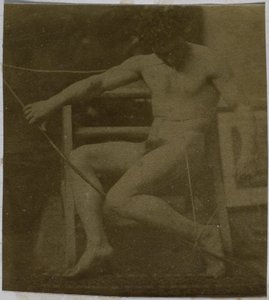 ジャック・ド・ラランのスタジオで、階段に座っている男性の裸体モデルの習作、膝の上にロープと弓を持って正面から見た 作： Jacques Lalaing (attributed to)