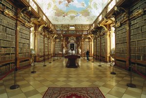 ヤーコプ・プランタウアー（1660-1726）の計画で実現したメルク修道院の図書館の様子。18世紀初頭オーストリア 作： Jakob Prandtauer