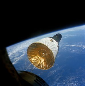12 月 15 日、地球上空 160 マイル、257 km の軌道にあるジェミニ VI 作： James A Lovell Jr