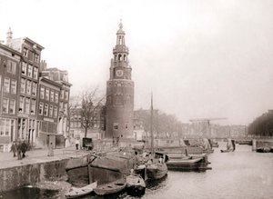 1898年にアムステルダムのモンテルバーンストアンの前にある運河のはしけ。 作： James Batkin