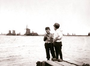 運河沿いの男の子、オランダ、ランダム、1898年。