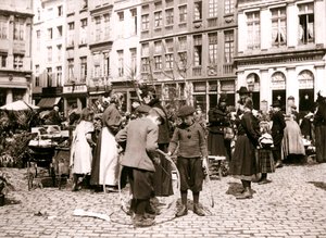 1898年、ロッテルダムの市場でフープを持つ少年。 作： James Batkin