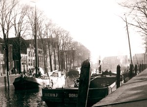 運河のボート、ドルドレヒト、オランダ、1898年。 作： James Batkin