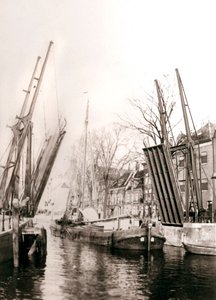 運河橋とボート、ドルドレヒト、オランダ、1898年。 作： James Batkin