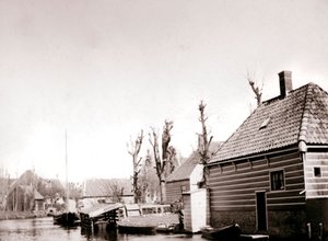 運河沿いの家、ブローク、オランダ、1898 作： James Batkin