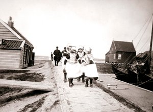 オランダ、マルケン島の子供たち、1898年 作： James Batkin