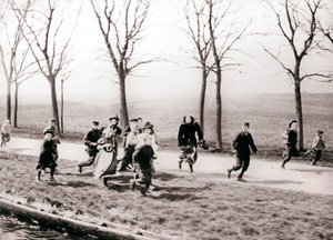 運河沿いに走る子供たち、オランダ、モンニッケンダム、1898年。