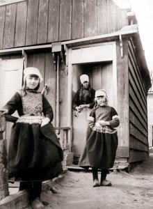 伝統的なドレスの女の子、マルケン島、オランダ、1898年。 作： James Batkin
