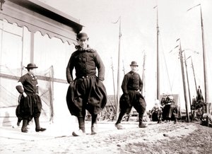 伝統的な衣装を着た男性、マルケン島、オランダ、1898