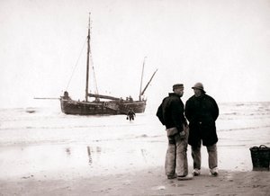 海岸沿いの男性、オランダ、スヘフェニンゲン、1898年。 作： James Batkin