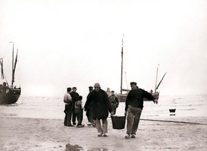 海岸沿いの男性、オランダ、スヘフェニンゲン、1898年。 作： James Batkin