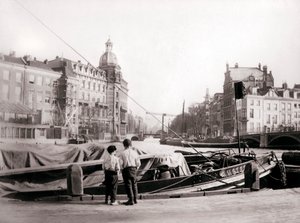 運河沿いの2人の男の子、ロッテルダム、1898年。