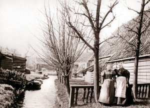 運河沿いの2人の女性、ブローク、オランダ、1898年。