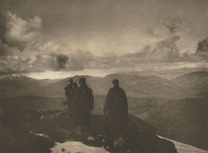 カメラワーク。暗い山」1904年 作： James Craig Annan