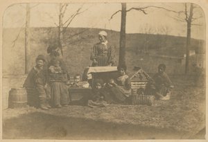1861年12月2日から1862年3月10日までの間、アレクサンドリア近郊の奴隷女性とその子供たちのアルバム・プリント。 作： James E. Larkin