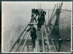 労働者は1927年に新興のタインブリッジの上に不安定な高さで止まった 作： James Geddie