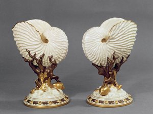 ノーチラスシェルの形をした1組のウスター花瓶、1880磁器