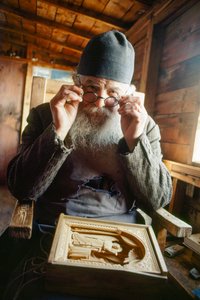 作品とともにポーズをとる彫刻の名手、正教会の司祭。ギリシャ、アトス山。