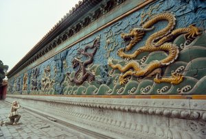 九龍図屏風を撮影する女性。北海公園、北京、中華人民共和国。 作： James L Stanfield