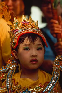 タバウン祭での若い参拝者。ビルマ、ラングーンのシュエ・ダゴン・パゴダ。