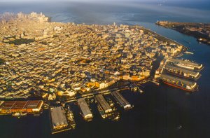 ハバナ旧市街、ハバナ港、プエルト運河、バイア・デ・ラ・ハ...の航空写真。