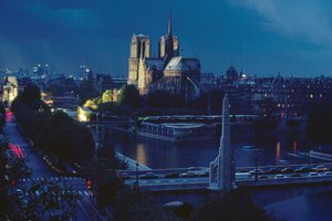 夜のノートルダム寺院外観。フランス、パリ