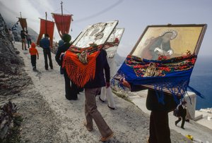 イコンは正教会の大教会から墓地へと運ばれる。オリムボ、カラプト... 作： James L Stanfield