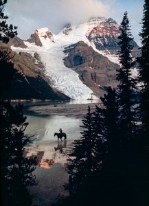 カナダ最高峰の麓の湖に映る一頭の馬と騎手。マウント・ロブソン... 作： James L Stanfield