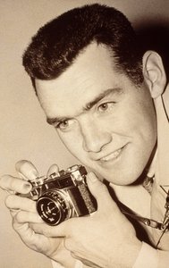 ミルウォーキー・ポストの写真家、ジェームス・L・スタンフィールド。ウィスコンシン州ミルウォーキー。彼が持っているのは...