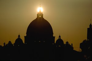 サン・ピエトロ大聖堂のドームの後ろに沈む夕日。サン・ピエトロ大聖堂、バチカン市国。