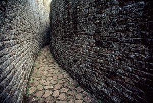 グレート・ジンバブエの遺跡は西暦1250年の間に建設された。 作： James L Stanfield