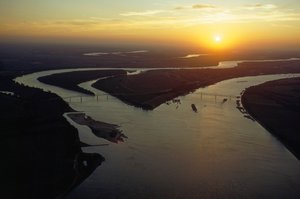 オハイオ川とミシシッピ川の合流地点の航空写真。イリノイ州カイロ。 作： James L Stanfield