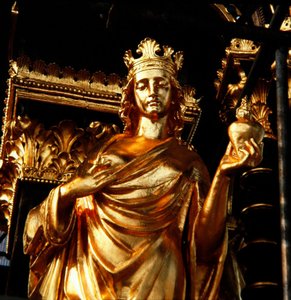 1876年に完成したアルバート・メモリアルの天蓋塔から、キリスト教の4つの徳目のうちの1つである「慈愛」を見る（金色のブロンズ製） 作： James Redfern
