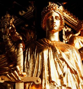 1876年に完成したアルバート・メモリアルの天蓋塔から、四大徳目の一つである「正義」を見る（金色のブロンズ製） 作： James Redfern