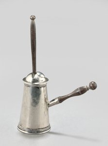 ジョージ2世のおもちゃのチョコレートポット、1730年頃（銀と木） 作： James Slater