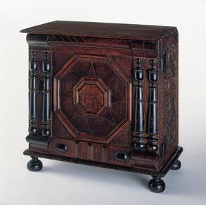 ジョセフとバトシェバ教皇は、1679年にマサチューセッツ州セーラムにある貴重品キャビネットを彫刻し、適用しました
