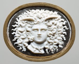 メデューサの頭」 ジェームズ・タッシー（1735-1799）の工房。色ガラス、金箔貼りの紙 作： James Tassie