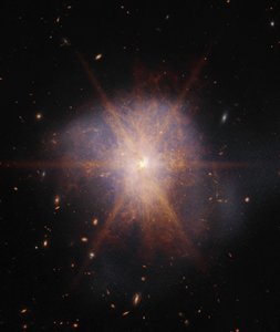 アープ220（NIRCamとMIRIの画像） 作： James Webb Space Telescope (NASA)