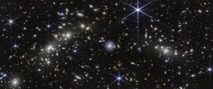 弾丸状星団（NIRCamによる画像） 作： James Webb Space Telescope (NASA)