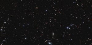 クェーサーJ0100+2802（NIRCam画像） 作： James Webb Space Telescope (NASA)