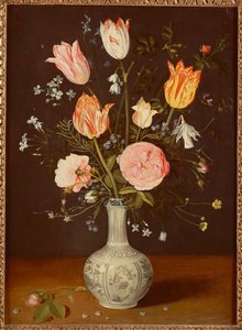 明後期の青と白の花瓶のチューリップ、バラ、ワスレナグサ、その他の花