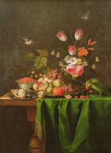 緑の布で覆われたテーブルの上のオウムのある果物と花の静物（詳細は100412を参照）