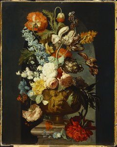チューリップ、バラ、ヒヤシンス、オーリクラ、その他の花がニッチの石の台座にある彫刻が施された壺の中にあります。 作： Jan van Huysum