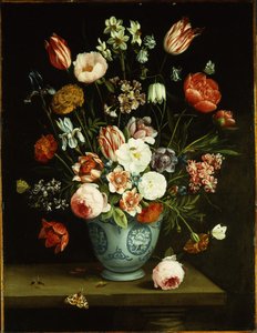 青と白の磁器の花瓶に花が咲き、蛾や他の昆虫が棚に乗っています。