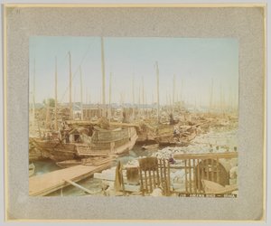大阪・安治川（手彩色のモノクロ写真 作： Japanese Photographer
