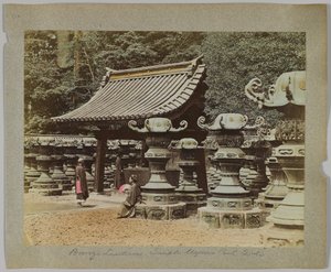 上野公園の寺院の外にあるブロンズのランタン（日本、東京）（手彩色のモノクロ写真 作： Japanese Photographer