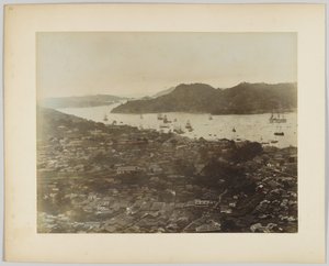 日本の海岸沿いの街（手彩色のモノクロ写真 作： Japanese Photographer