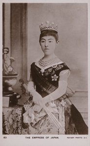 明治天皇の妻、昭憲皇太后（モノクロ写真