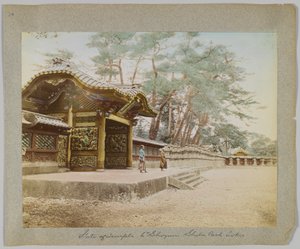 東京・芝公園の六波羅蜜寺の門（手彩色のモノクロ写真 作： Japanese Photographer